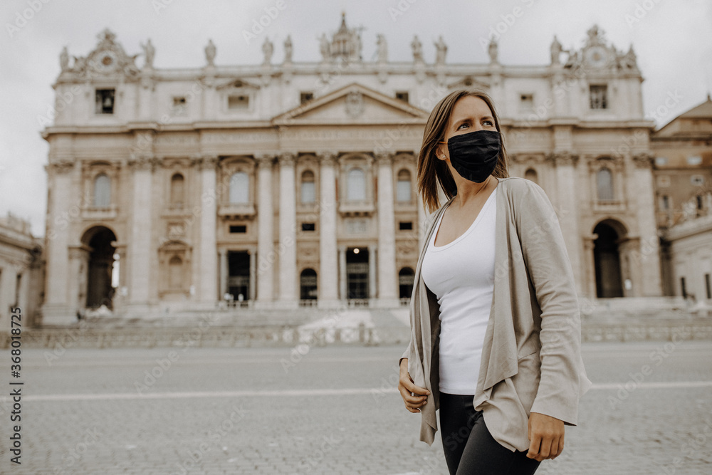 Frau als Tourist mit Mundschutz und Maske in Rom auf dem Petersplatz