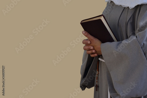 Illustration d'une religieuse avec missel et chapelet