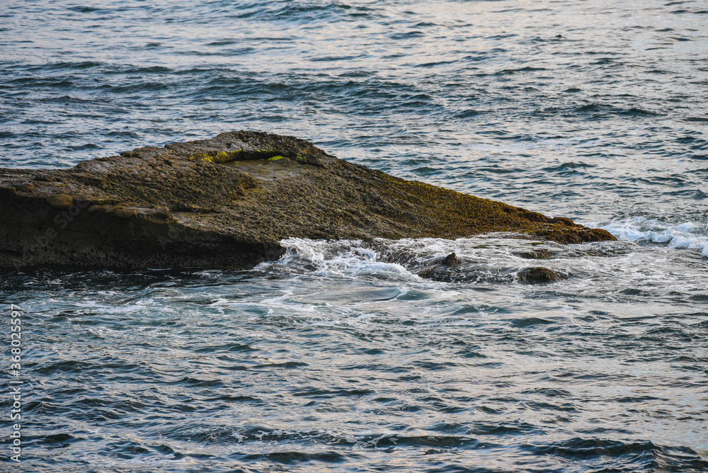 Fototapeta premium waves crashing on rocks