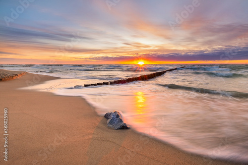 Zachód słońca nad morzem na plaży © HORECA MEDIA