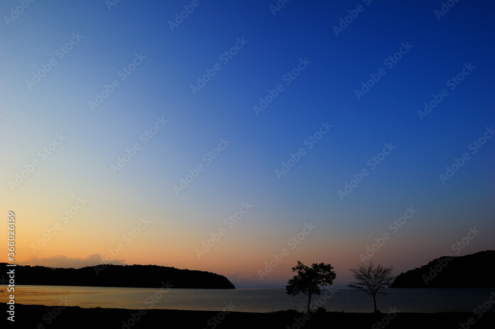 夕暮れの静まった琵琶湖