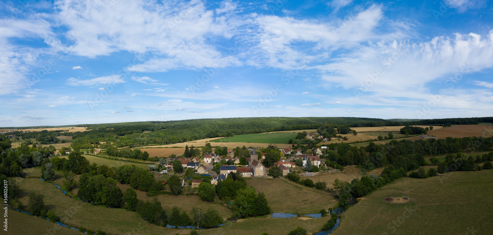 Panorama sur un village traditionnel et une petite rivière, à Beurvon, vers Nevers, dans la Nièvre, en Bourgogne, en France et en été.