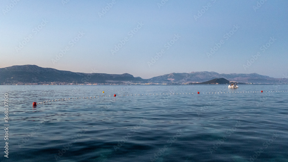 widok na morze adriatyckie i góry, chorwacja, dalmacja