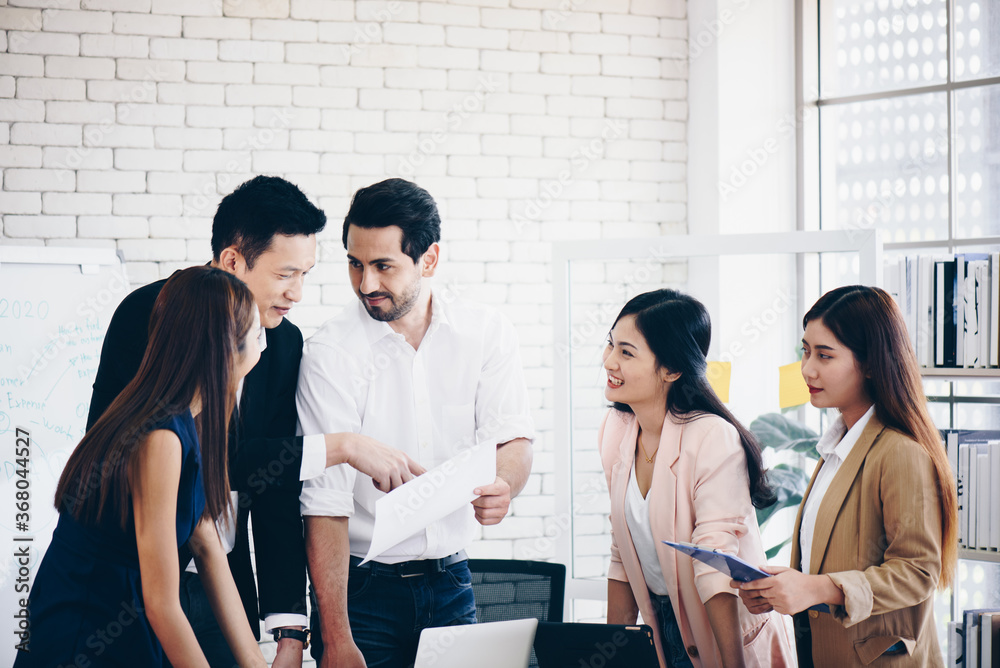 Obraz premium group of team in office , meeting discuss about work