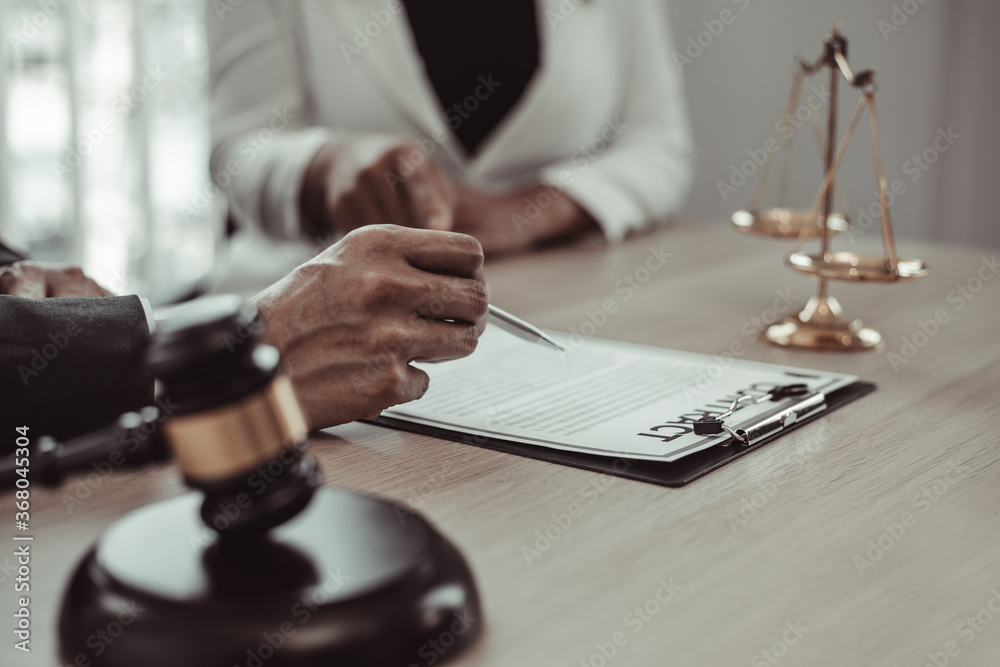 Lawyer is negotiating the case and negotiating with the client in the investigation room. Lawyer is negotiating the case and negotiating with the client in the investigation room.