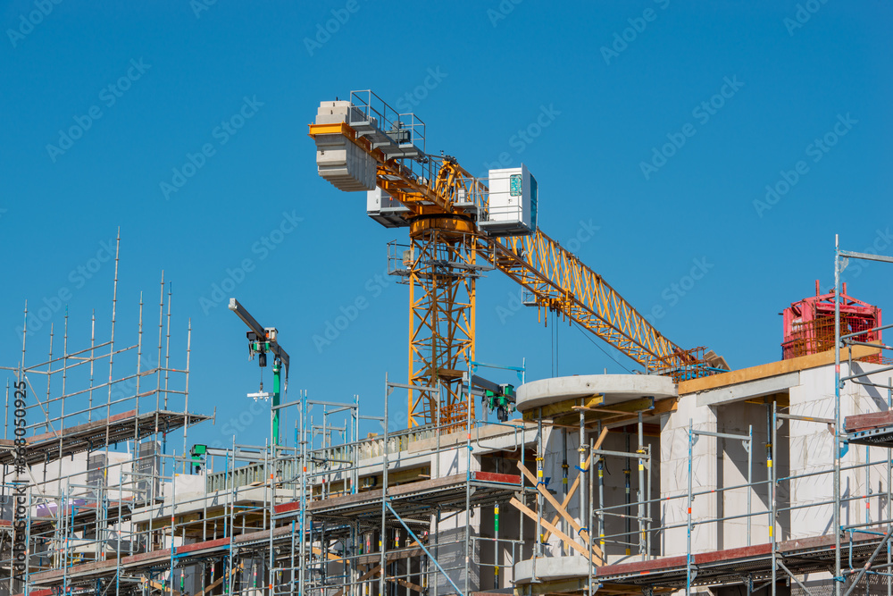 Mobilbau- und Turmdrehbaukran bei einer Baustelle für Gebäudebau