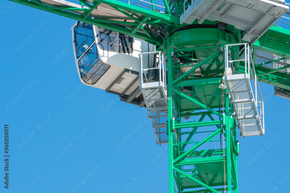 Mobilbau- und Turmdrehbaukran bei einer Baustelle für Gebäudebau Mobilbau- und Turmdrehbaukran bei einer Baustelle für Gebäudebau