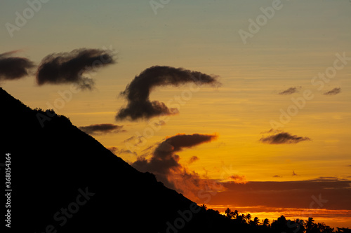 coucher de soleil et poissons nuages 