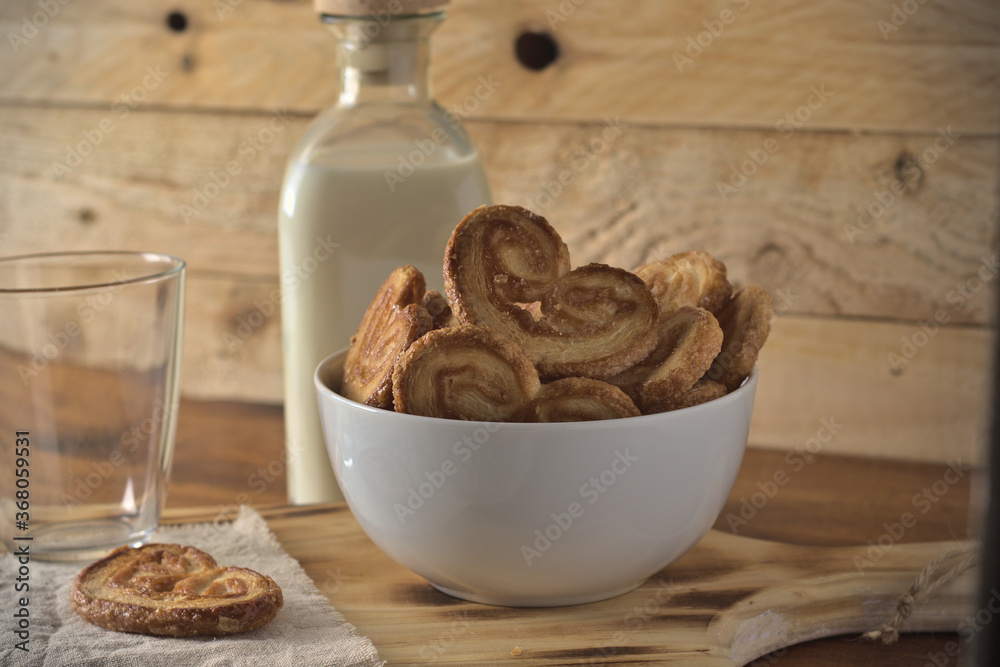 Palmeritas de hojaldre y miel, son unas galletas de repostería española, en México las llaman orejitas Palmeritas de hojaldre y miel, son unas galletas de repostería española, en México las llaman orejitas