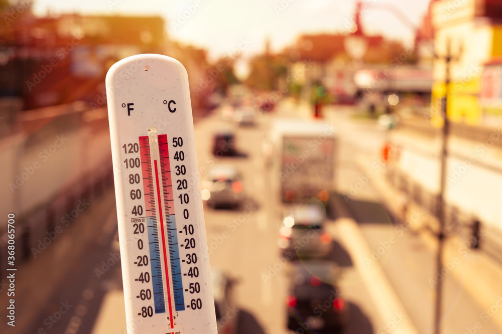 Thermometer in front of cars and traffic during heatwave in Montreal. - obrazy, fototapety, plakaty 