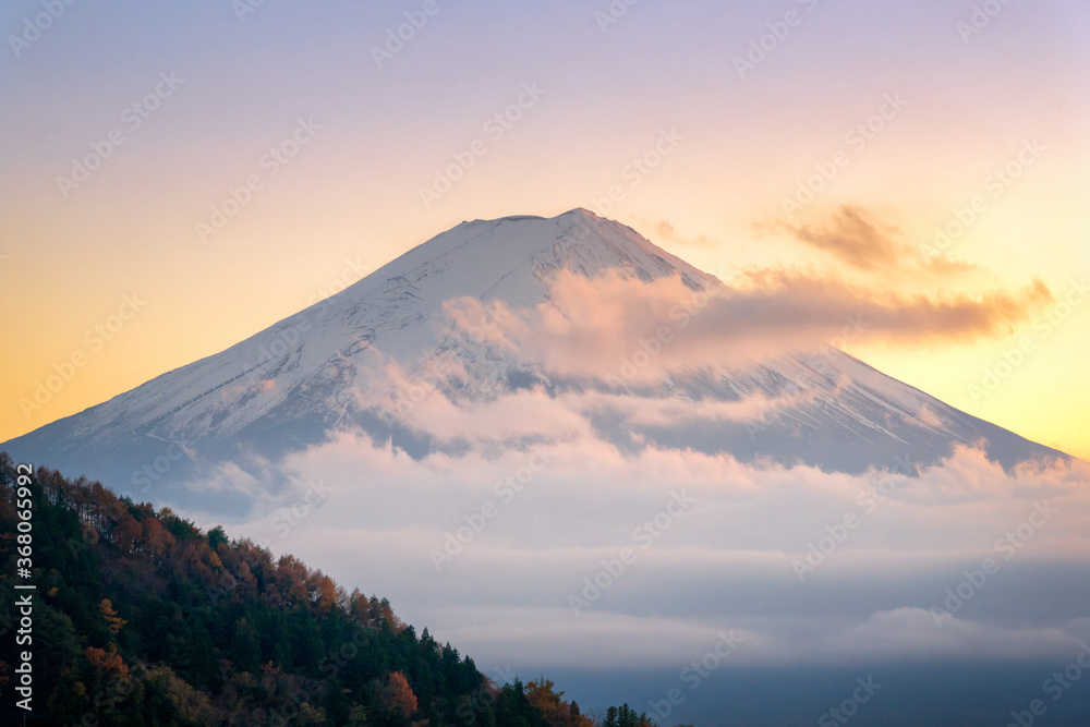 Naklejka premium Beautiful natural landscape view of Mount Fuji at Kawaguchiko during sunset in autumn season at Japan. Mount Fuji is a Special Place of Scenic Beauty and one of Japan's Historic Sites.