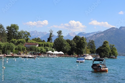 Embarcadère pour bâteaux le long du lac d'Annecy, ville de Veyrier du Lac, département de Haute Savoie, France