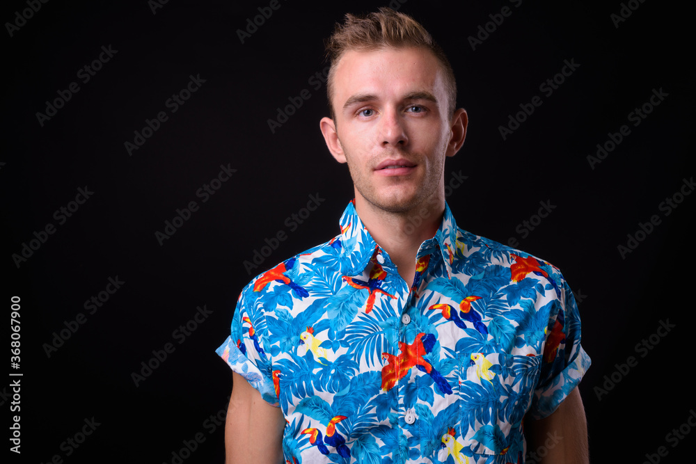 Obraz premium Portrait of young handsome tourist man ready for vacation
