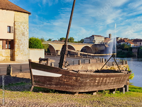 Antiguo velero de madera a orillas del rio Dordoña en Bergerac, Francia photo