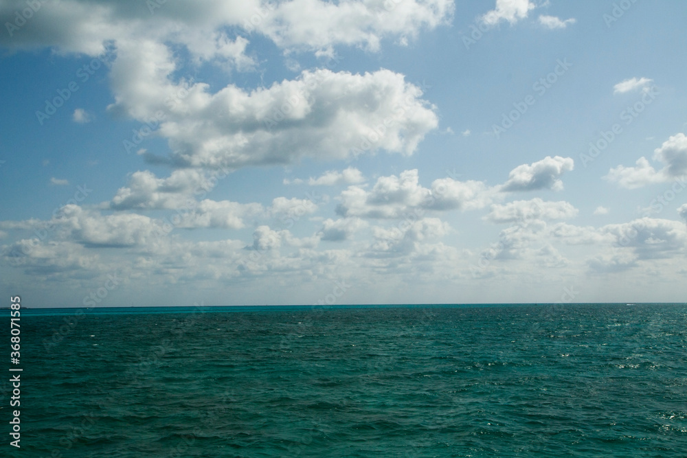 Seascape. View of the turquoise color water ocean, sea waves and horizon in the Caribbean.
