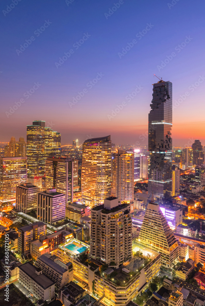 Naklejka premium Pejzaż widok z Bangkoku nowoczesny biurowiec w strefie biznesowej w Bangkoku w Tajlandii. Bangkok jest stolicą i najbardziej zaludnionym miastem Tajlandii oraz najbardziej zaludnionym miastem Azji Południowo-Wschodniej.