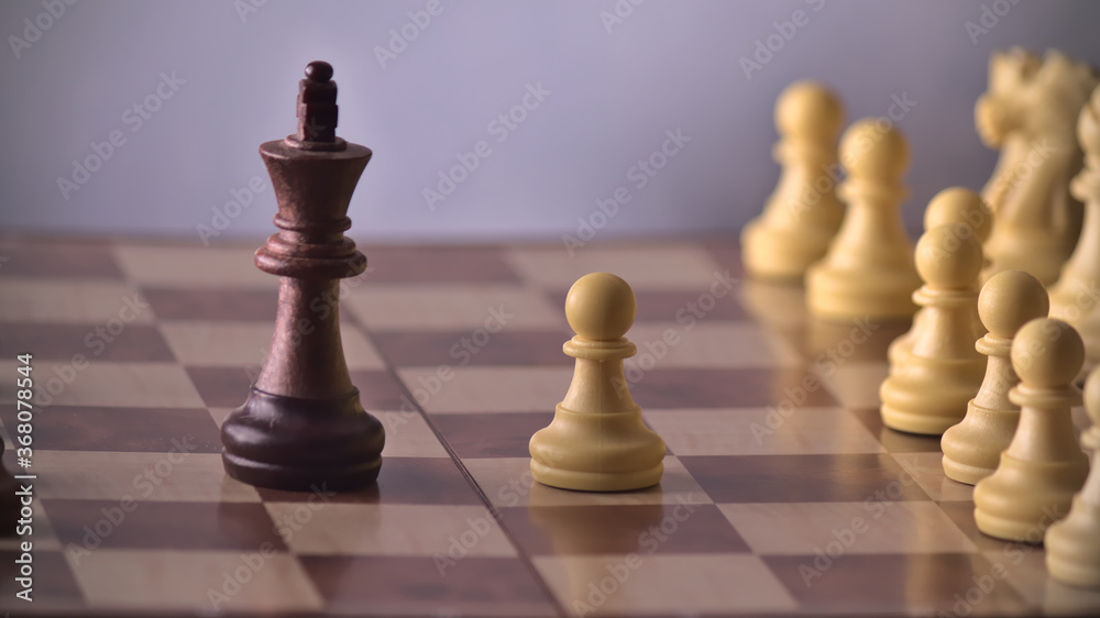 Ajedrez, partida donde un peón pone en jaque la Rey. Concepto de superación Ajedrez, partida donde un peón pone en jaque la Rey. Concepto de superación