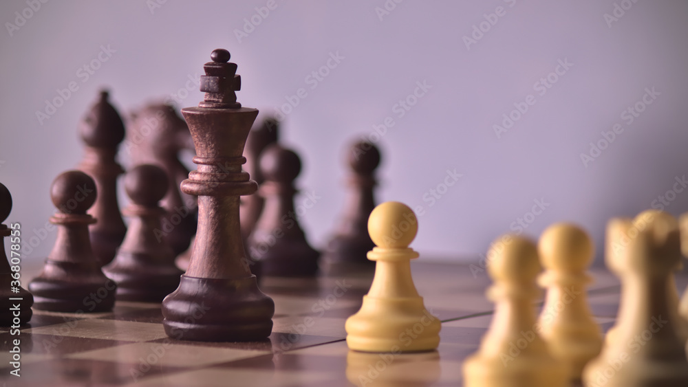 Ajedrez, partida donde un peón pone en jaque la Rey. Concepto de superación Ajedrez, partida donde un peón pone en jaque la Rey. Concepto de superación