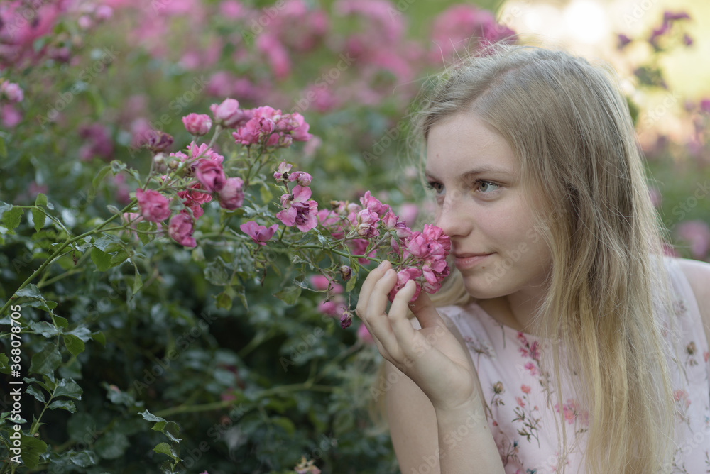 Eine junge Frau riecht Blumen Eine junge Frau riecht Blumen