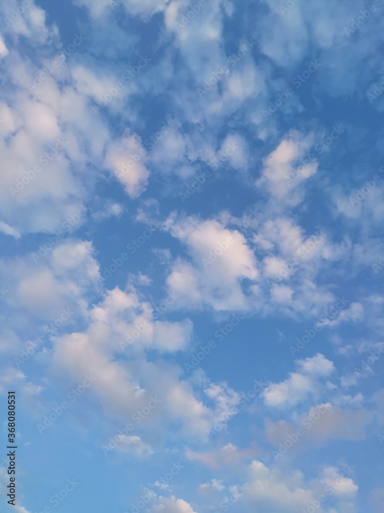 Naklejka premium błękitne niebo z chmurami