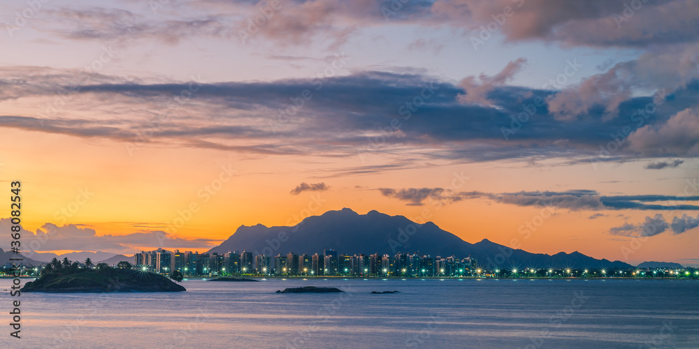 Foto panorâmica do pôr-do-sol na Praia de Camburi mostrando a Mata da ...