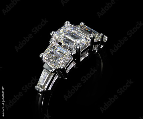 Fotografía Emerald Cut Diamond Ring White Gold Black Background