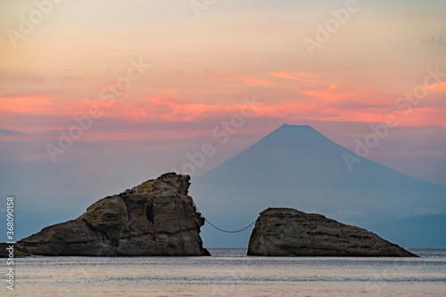 雲見海岸からの夕焼け空と富士山と岩