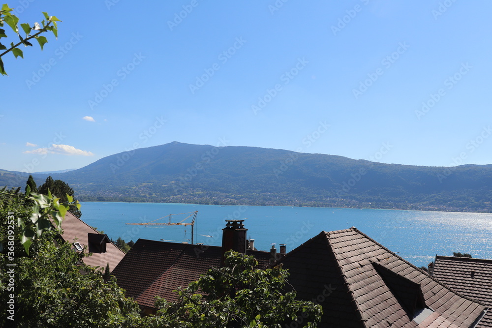 Le lac d'Annecy vu depuis le village de Veyrier du lac, ville de ...