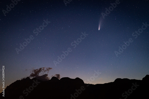 Komet Neowise mit Silhouette von Gebirge