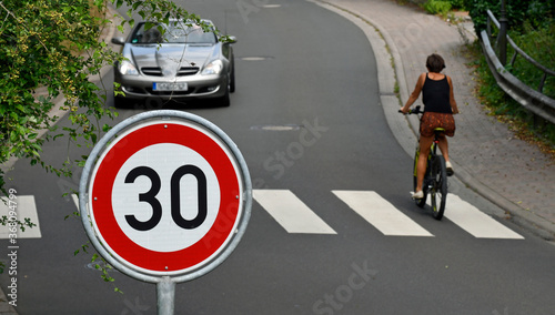 zebrastreifen auf einer strasse photo