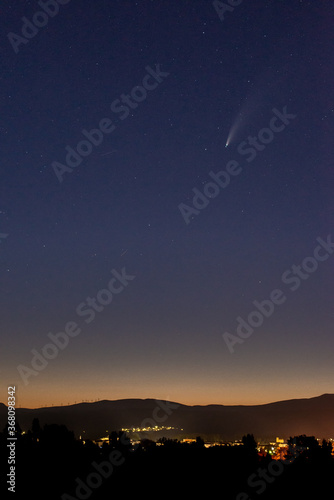 El cometa neowise cruzando el cielo photo