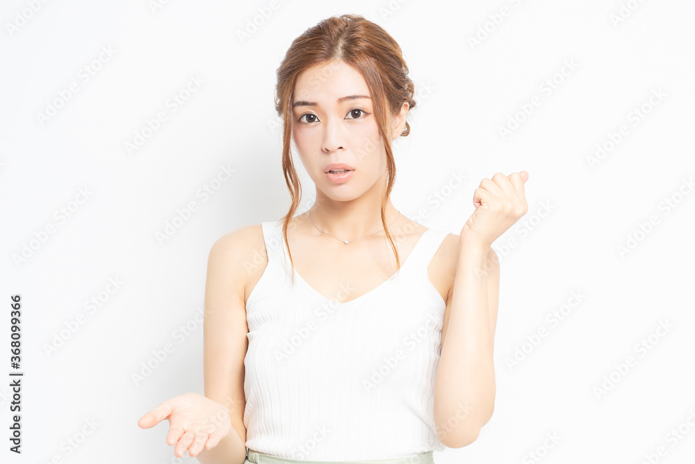 納得したジェスチャーをする若い女性 納得したジェスチャーをする若い女性