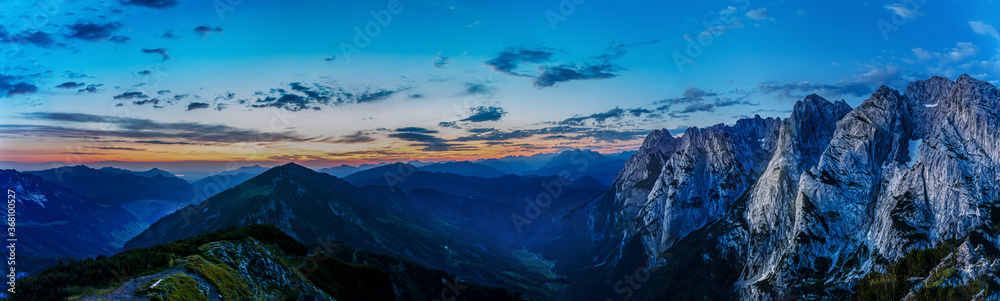 Sonnenaufgang am Wilden Kaiser Gebirge in Tirol Panorama - obrazy, fototapety, plakaty 