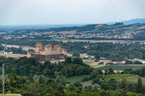 Il castello con borgo medievale di Torrechiara nella valle dell'appenino Parmense. Struttura formato da Rocca e torri antiche.
