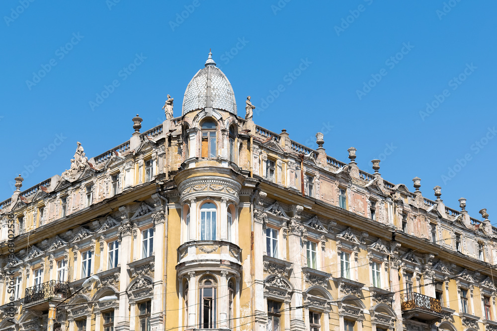 Naklejka premium Facade of old architecture building in sunny day in city. street view of beautiful historic landmark