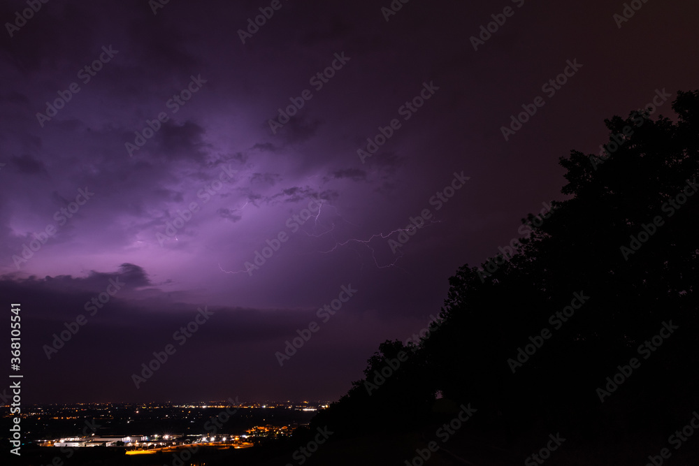 Temporale ripreso dalla collina sulla città