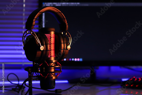 Gaming headphones with mirk...