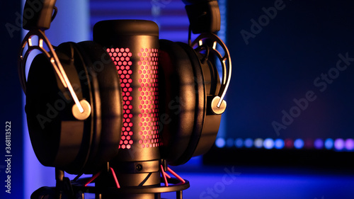 Gaming headphones with mirk...