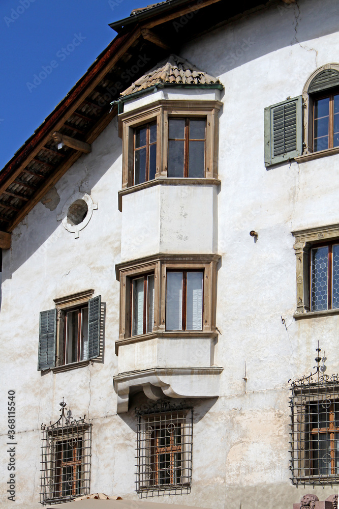 erker su due piani a Caldaro (Bolzano)