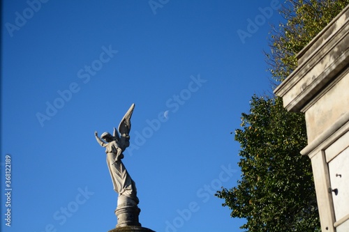 Escultura tallada en piedra que adorna c  pula de panteones