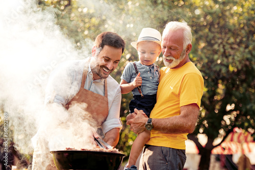 Konstfotografi Family makes barbecue together.