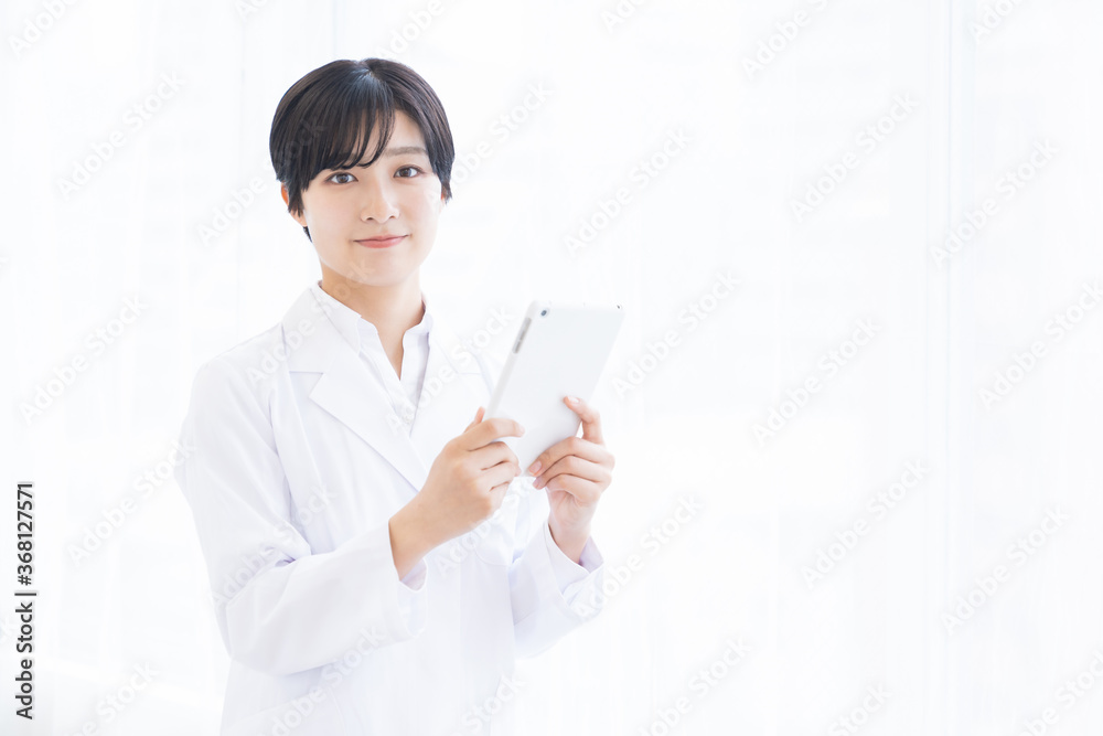 白衣の女性 タブレット 白衣の女性 タブレット