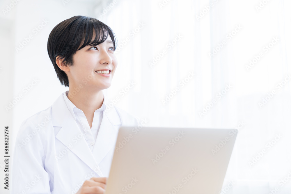 白衣の女性　ラップトップ