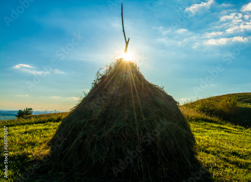 Fototapet the sun on a haystack