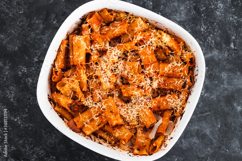 Photos plant-based food, vegan rigatoni pasta bake with red pesto sauce and dairy free