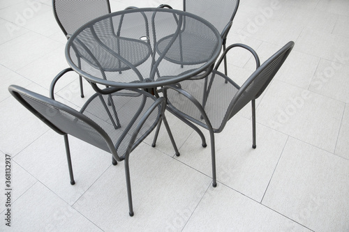 현대적인 의자와 테이블이 놓여진 야외 카페