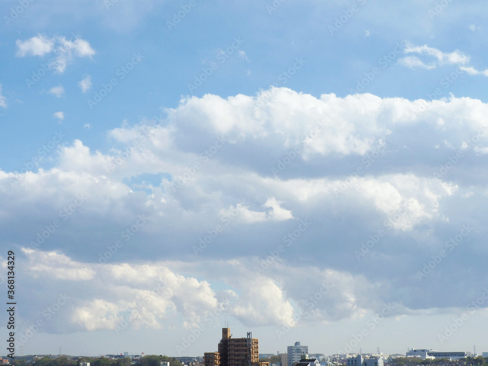 青空と都市風景