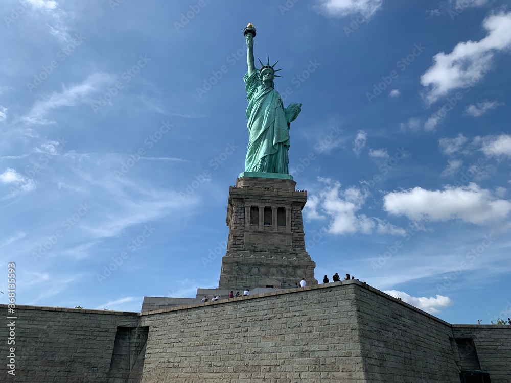 Fototapeta premium The Statue of Liberty under clear blue sky 