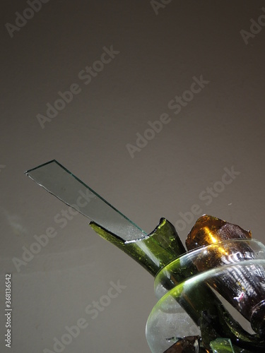 horizontal, con botellas rotas