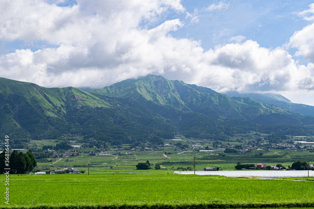 雄大な山脈の脚下に広がる田園風景, 熊本・阿蘇市の絶景